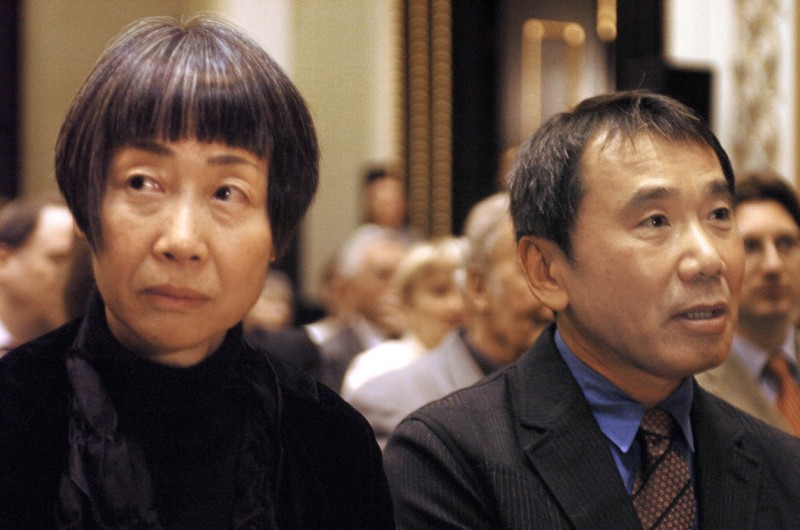 12 - Харуки Мураками со своей женой
