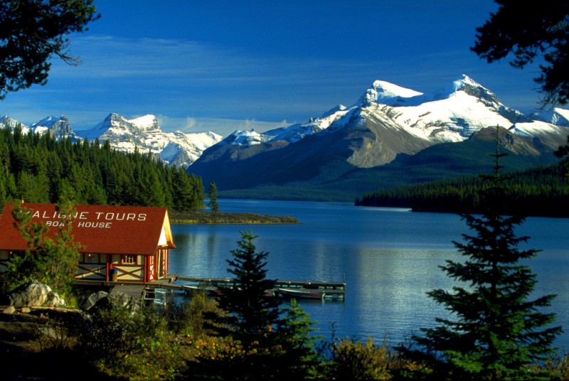 Canada_Boat_House_am_Maligne_Lake_Jasper_NP_Alberta_CA