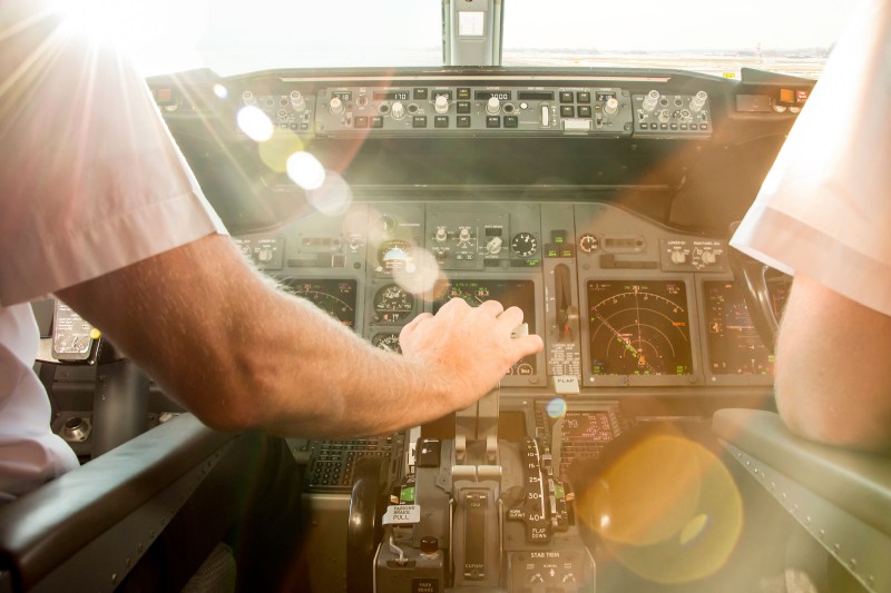 airlines-pilots-eating_аirplane
