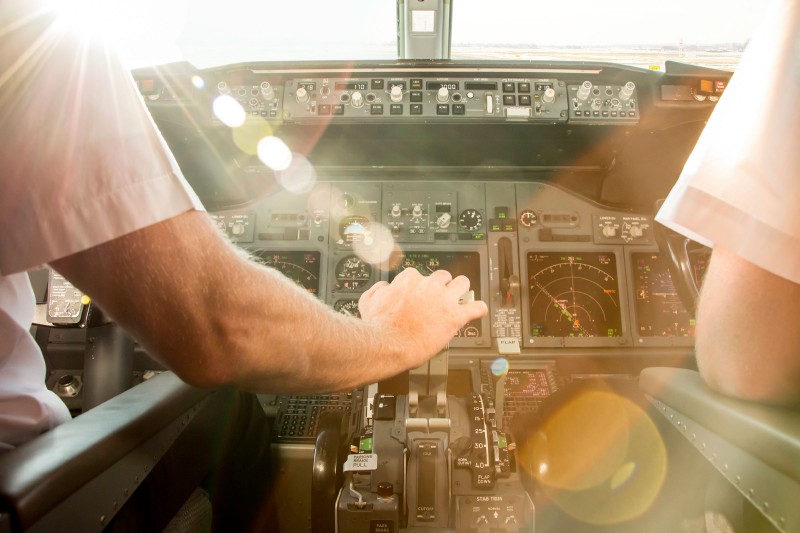 airlines-pilots-eating_аirplane