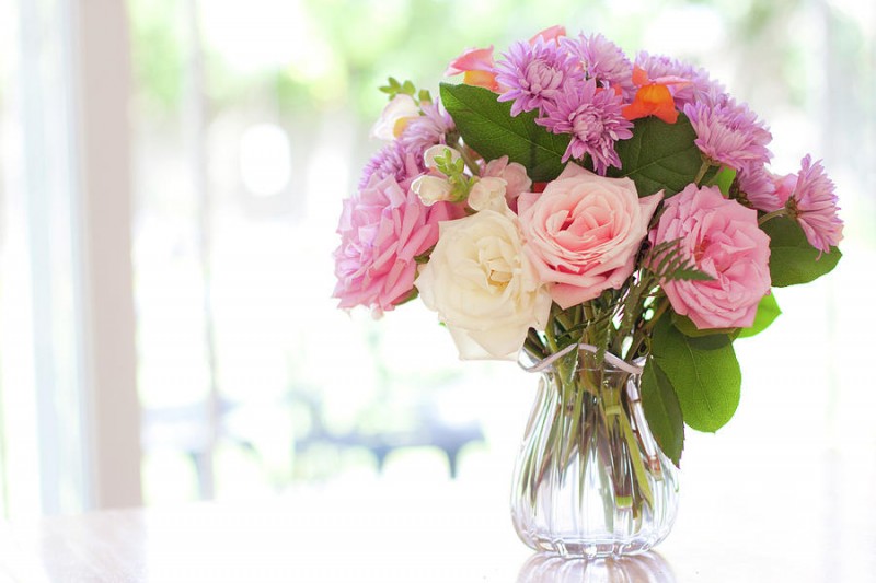 bouquet-of-flowers-on-table-near-window-jessica-holden-photography