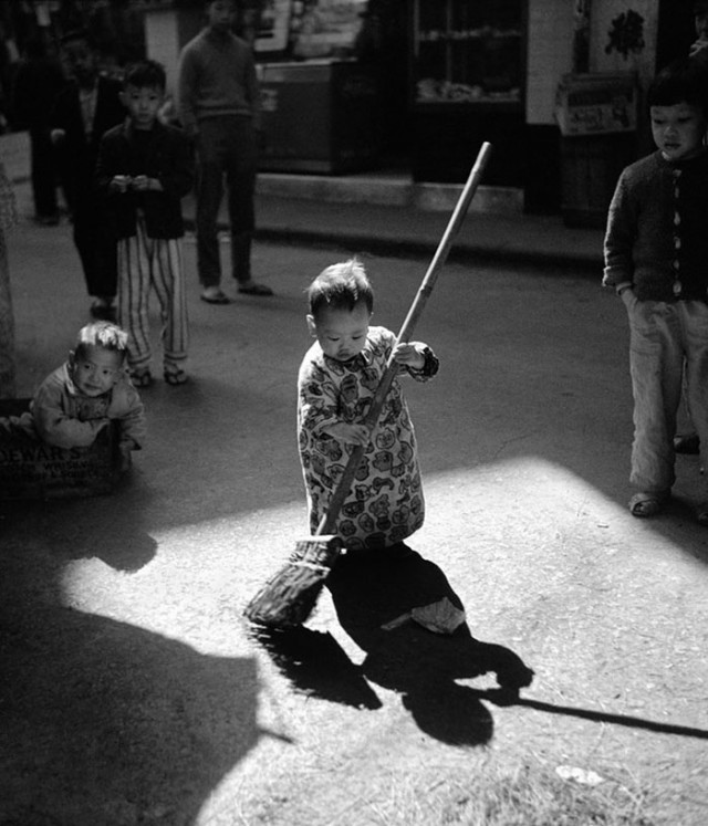 street-photography-hong-kong-memoir-fan-ho-101-640x747